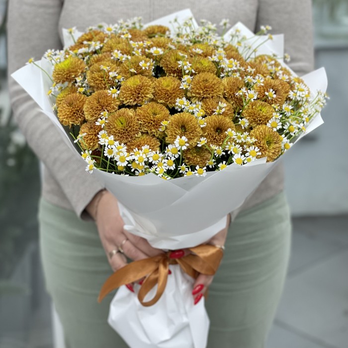 21 оранжевая хризантема Дориа Оранж с ромашкой